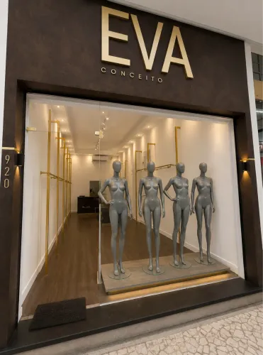 Manequins para loja de roupas feminina.