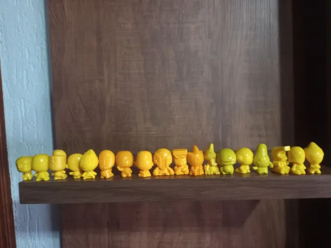 18 bonecos gogos miniaturas amarelos usados na condição