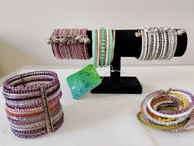 Pulseiras diversas com suporte 