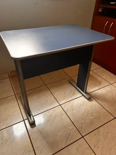 Mesa Azul para estudos/escritorio MDF e estrutura de ferro