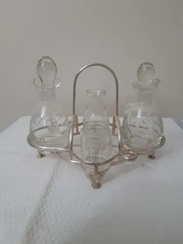 Galheteiro de cristal com suporte de prata