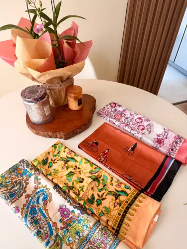 Lenços de seda- Marca : Shoulder 49,90 cada peça 