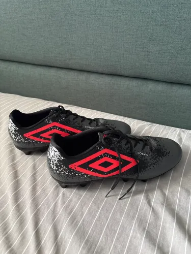 Chuteira campo umbro cosmic