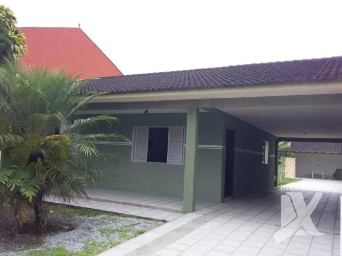 Casa com piscina, ar + 3 dormit. ( 1 é externo ) para locação diária, 120 m² por R$ 1.600/