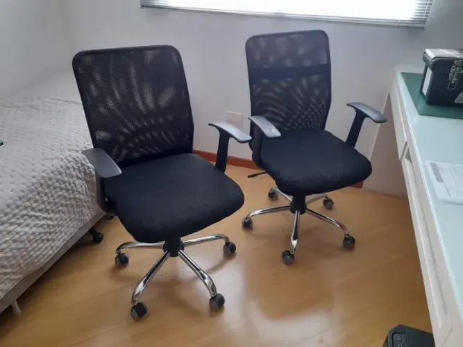 2 cadeiras de escritório com rodinhas em silicone