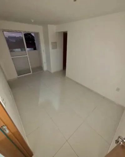 Alugo apartamento com 2 quartos sendo 1 suíte. Novo, em Paratibe!