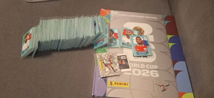 Vende-se Álbum prateado completo da copa do mundo de 2026. Opcao para colar ou já colado.