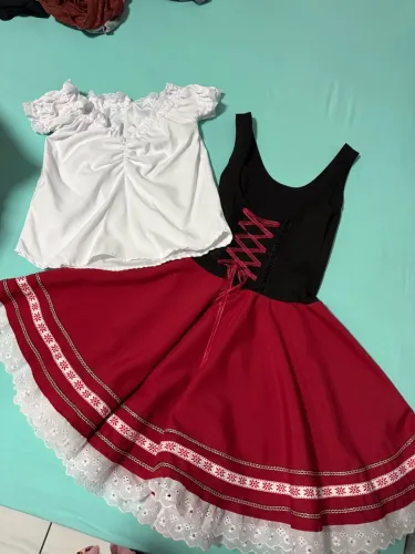 Vende se trajes típico alemão, masculino e feminino