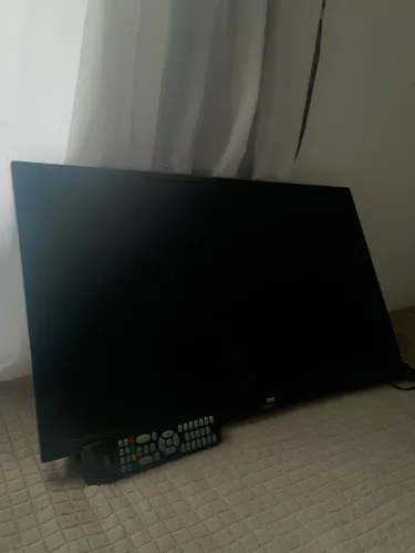 TV LED AOC 32" - Excelente Estado com Controle Remoto