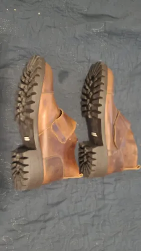 Bota de couro com velcro Camilla  Venturinne caramelo tam 35