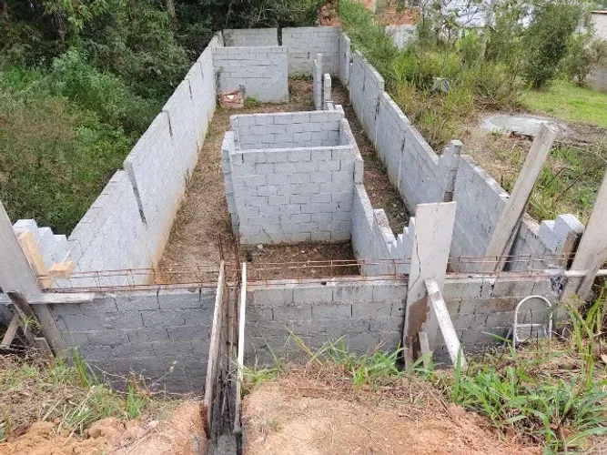 ? *TERRENO COM CONSTRUÇÃO À VENDA!* ?  ? Excelente oportunidade!  ? Terreno medindo 5 