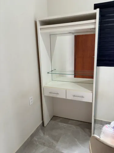 Vendo cama com gaveta + colchão + penteadeira + mesa de cabeceira 