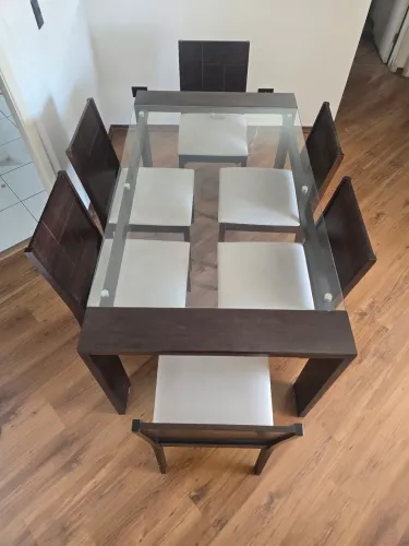 Mesa com 6 cadeiras. Tampo de vidro.
