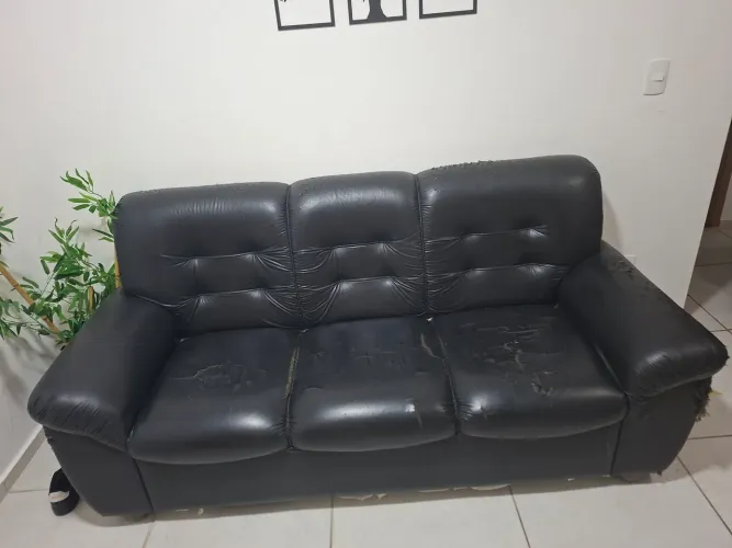 Sofá de couro sintético