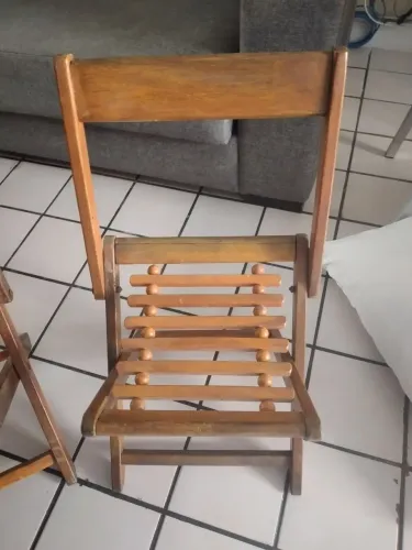 PCadeiras super resistente pra qualquer lugar.madeira pura. Sem uso resistente.