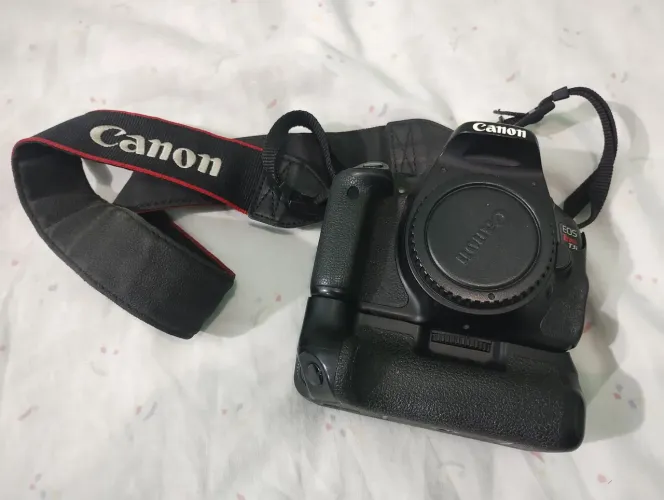 Câmera fotográfica canom t3i com grip 