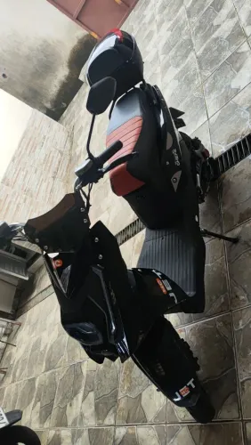 Vende-se scooter elétrica, com 1 ano de uso e com marcas de uso. 