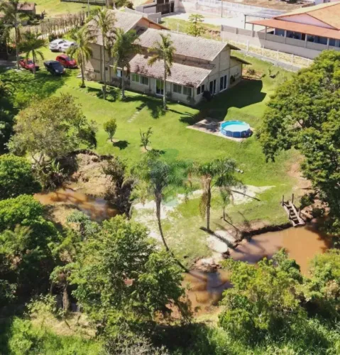 Linda Chácara em Paraibuna, de fácil acesso, 2750 m² por R$ 1.800.000 - Zona Rural - Parai