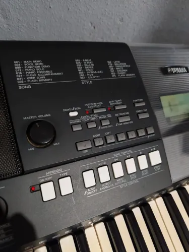 TECLADO YAMAHA PSRE 423 + Pedal sustain + fonte