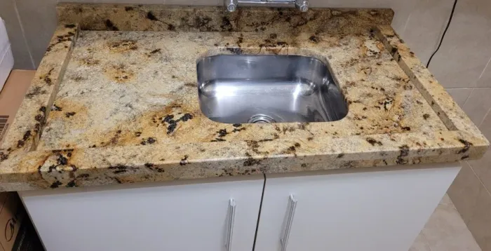 ARMÁRIO DE COZINHA COM TAMPO EM GRANITO
