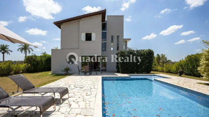 Casa em frente às quadras de tênis e próxima ao lago