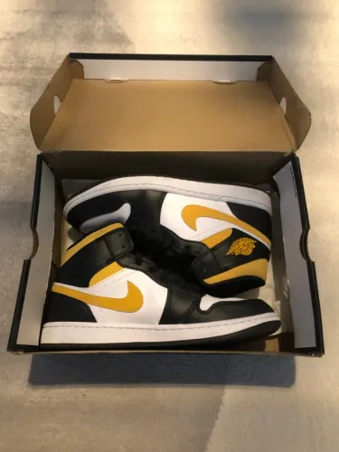 Tênis Air Jordan 1 Mid White Pollen Black - Tamanho 41