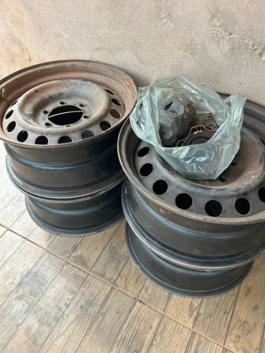 VENDO 4 RODAS FERRO DA HILUX 