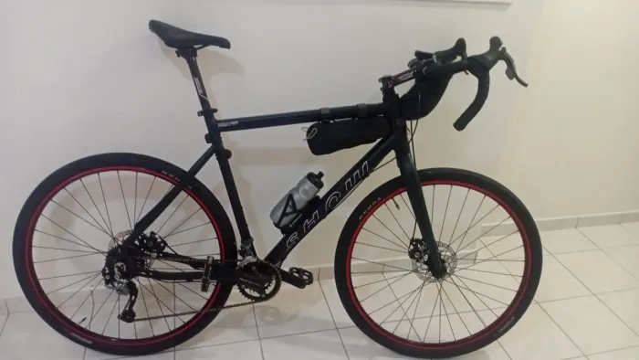 bicicleta  gravel 18 marchas,preto modelo show,marca nacional usada em ótimo  estado.