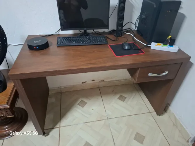 Vendo mesa de escritorio com rodinhas 1,30 de comprimento e 82 de altura.