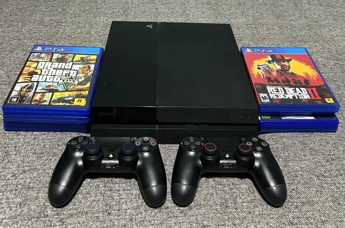 Play Station 4 (FAT) c/ 2 Controles e 8 Jogos (LEIA A DESCRIÇÃO)