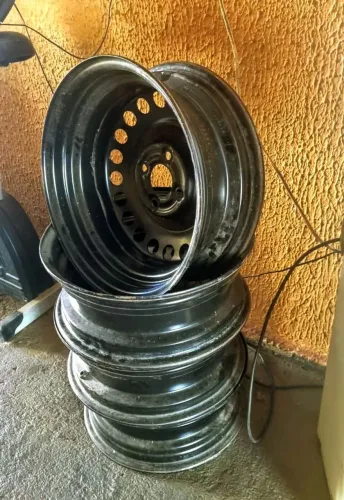 OPORTUNIDADE ( RODAS DE FERRO 4 FUROS ARO 15