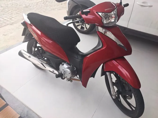 Moto impecável de mulher