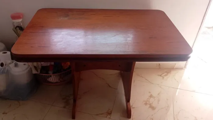 Mesa e cadeiras