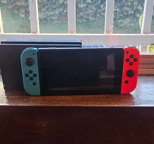 Nintendo Switch Completo com Dock e Joy-Cons Originais - Excelente Estado