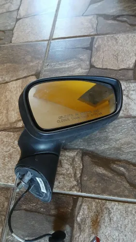 Farol do newfiesta lado esquerdo,e retrovisor com pisca lado direito 