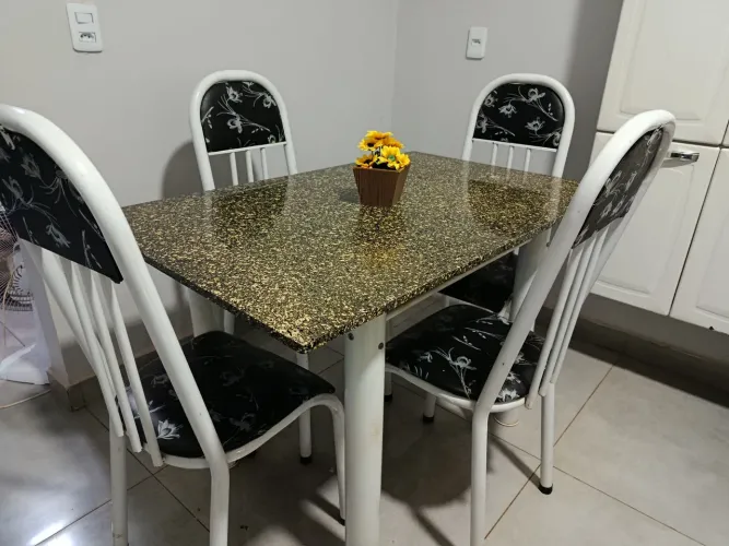 CONJUNTO MESA E CADEIRAS 4 LUGARES