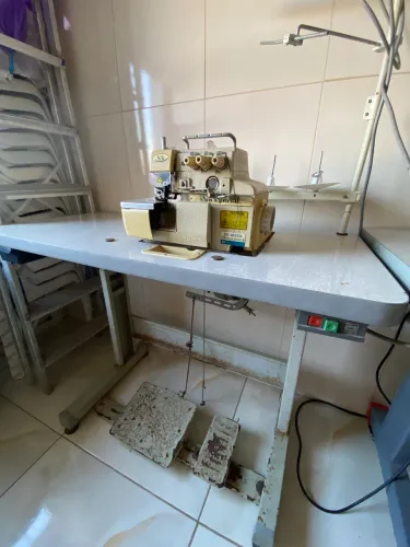 Máquina de costura Overlock