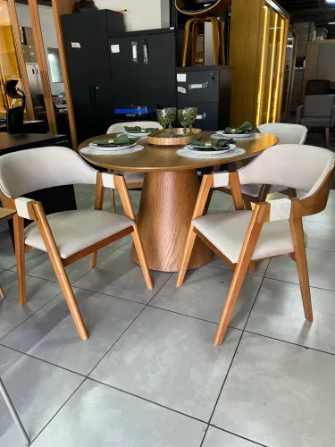 Mesa orgânica com 4 cadeiras no linho 100% Madeira