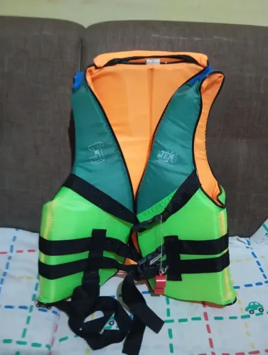 Vendo Dois Coletes Salva Vidas Da JEM Peso Até 50KG e Cada é 35 Reais