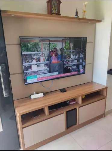 Vendo Rack em Mdf, em ótima condições pouco uso com luz de led na parte superior