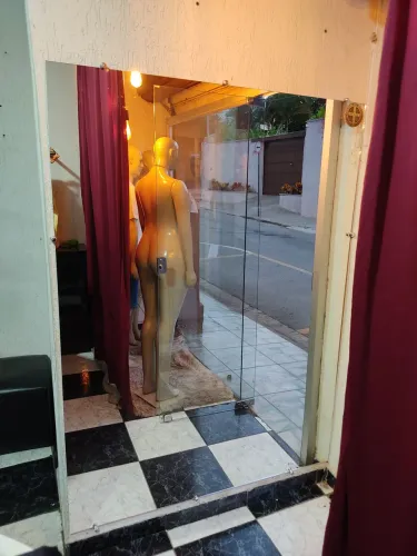 Vende_se itens de loja de roupas.roupas novas, cabides, maniquim, espelho,móvel porta ace