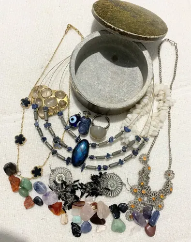 Vende-se Porta joias em pedra Sabão recheado 