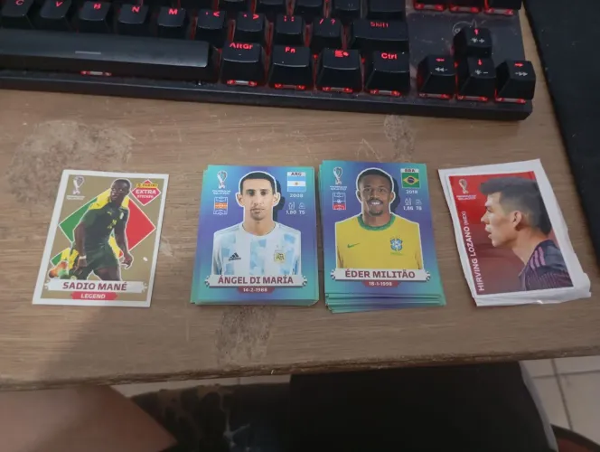 Lote de figurinhas da copa de 2022