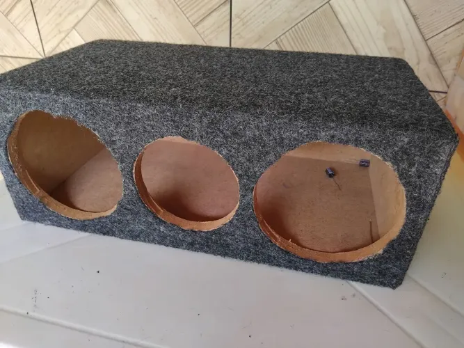 Caixa para 2 cornetas e 1 twitter 