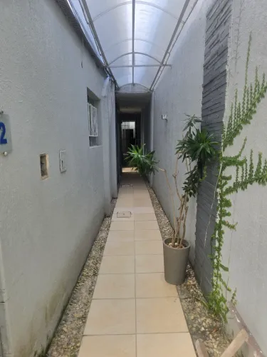 Alugo CASA C/ Sala, 02 quartos, cozinha, 02 area de serviço em excelente localização.