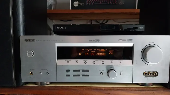 Receiver yamaha Vintage RX-V 450 prata. Bivolt 5.1 com surround e áudio Dts. Entradas ope 