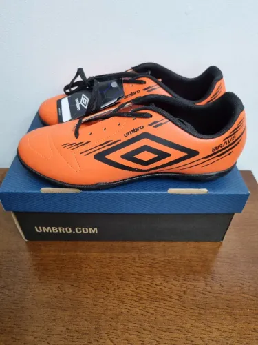 Chuteira Society Umbro Brave - Número 37 - Nova