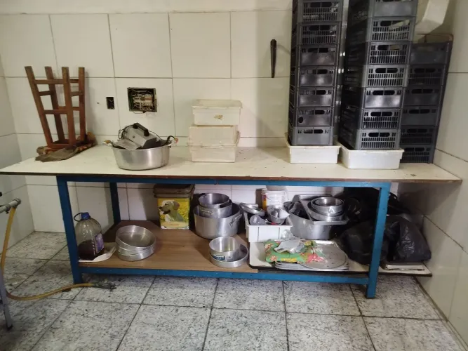 Mesas industriais de inox, de pé de ferro e de madeira 