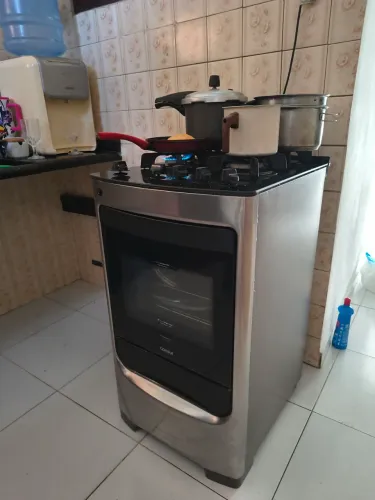 Fogão de 4 bocas com tampo de vidro, marca Consul , automático. Com forno funcionando.