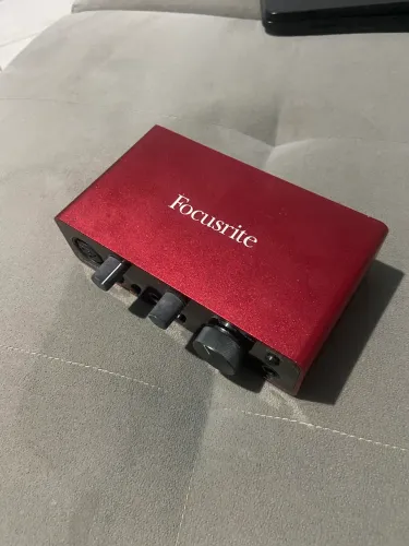 Vendo interface de áudio focusrite